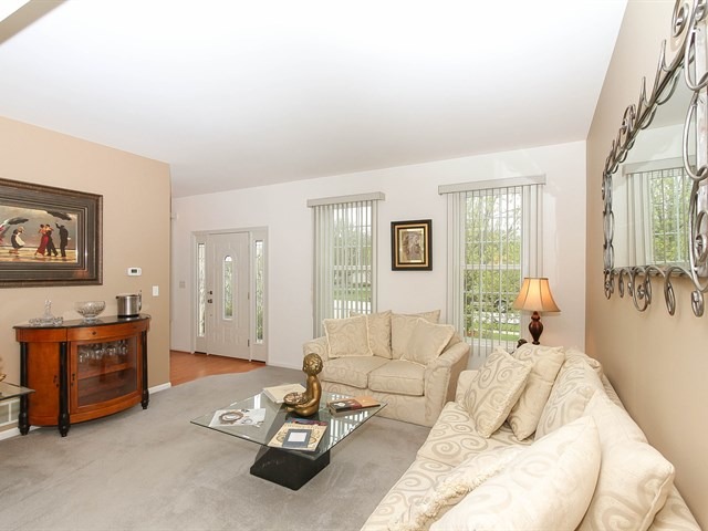 2416 Foxglove Ct, Elgin, IL 60124 photo 3