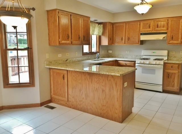 1669 Ithaca Dr, Naperville, IL 60565 photo 4