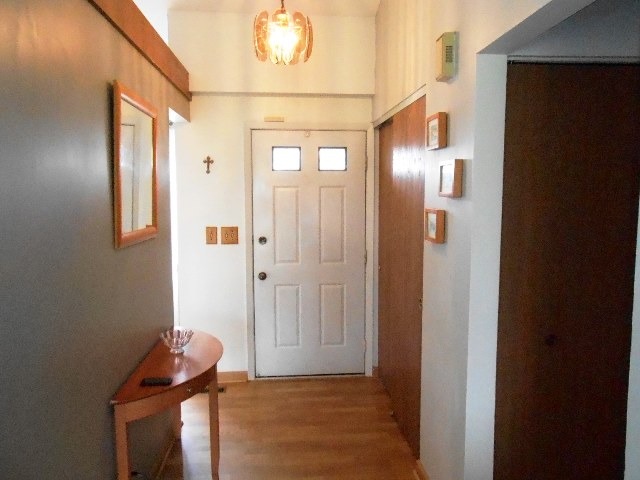 95 Longford Dr, Elgin, IL 60120 photo 2
