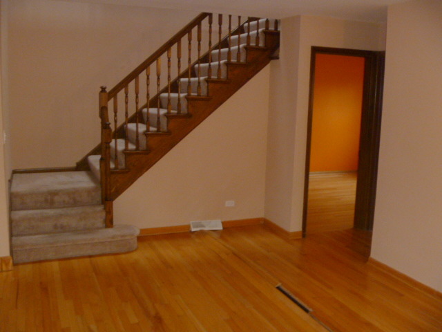526 Ambleside Rd, Des Plaines, IL 60016 photo 4