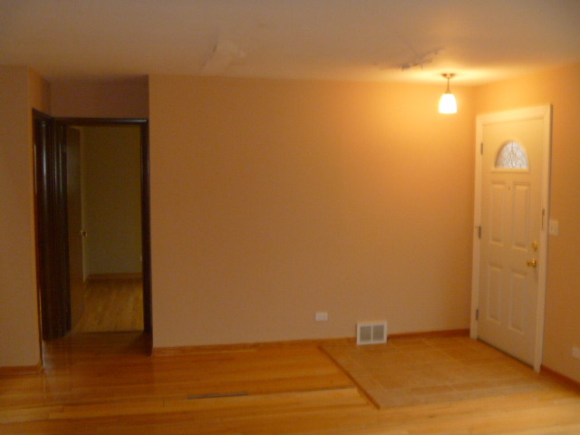 526 Ambleside Rd, Des Plaines, IL 60016 photo 2
