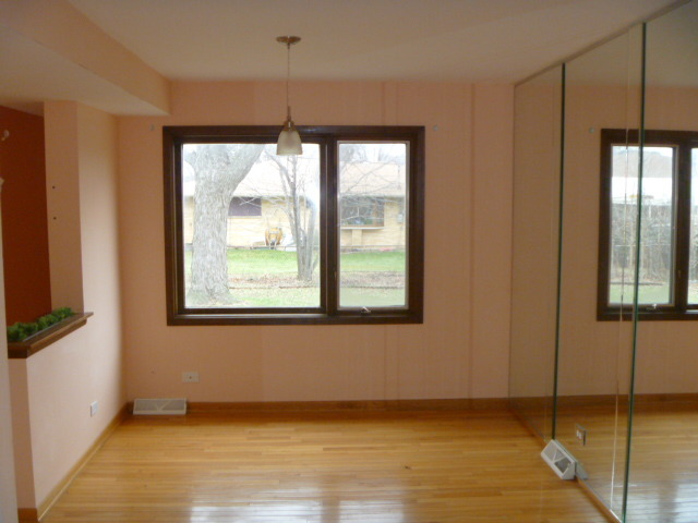 526 Ambleside Rd, Des Plaines, IL 60016 photo 10