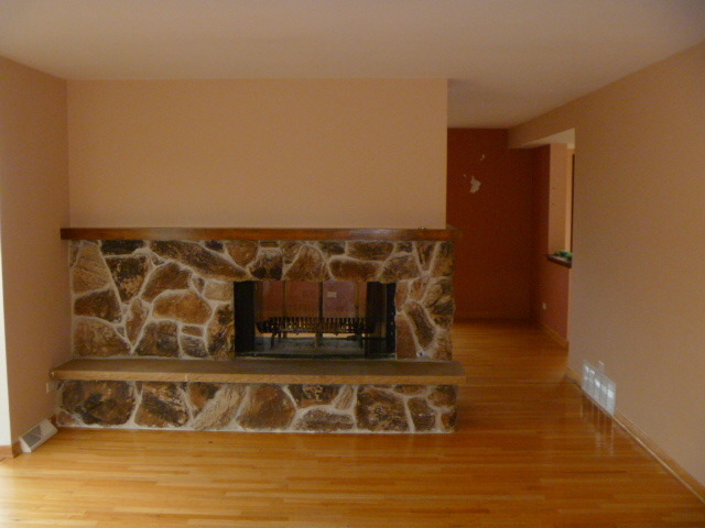 526 Ambleside Rd, Des Plaines, IL 60016 photo 3