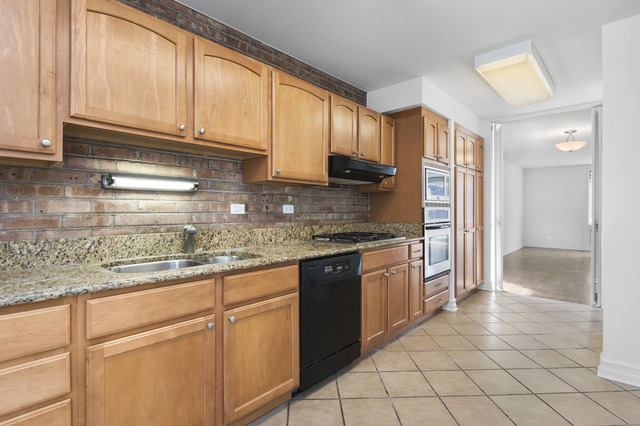 1371 E Park Pl, Chicago, IL 60637 photo 5