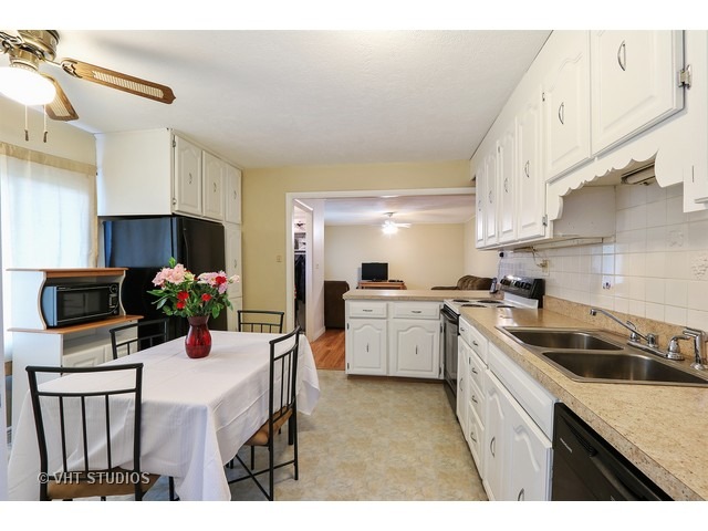 311 E Wayne Pl, Wheeling, IL 60090 photo 4