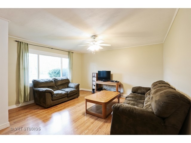 311 E Wayne Pl, Wheeling, IL 60090 photo 2