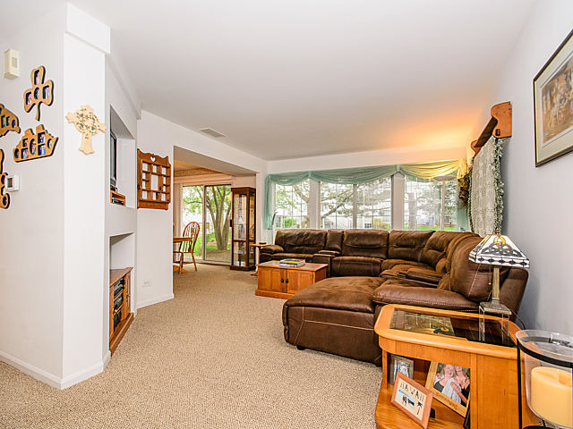 364 Monarch Birch Ct, Bartlett, IL 60103 photo 2