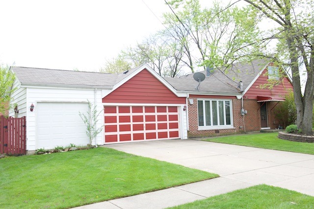 8855 Olympic Dr, Bridgeview, IL 60455 photo 4