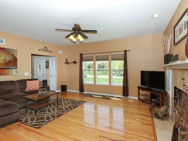 701 Deborah Ave, Elgin, IL 60123 photo 3