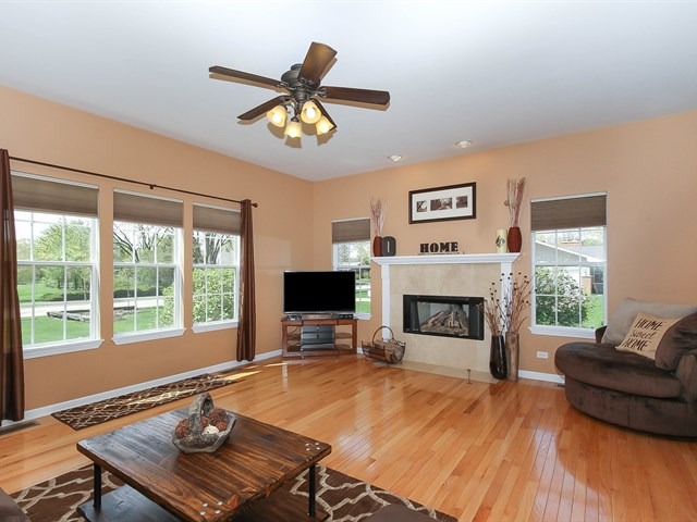 701 Deborah Ave, Elgin, IL 60123 photo 4