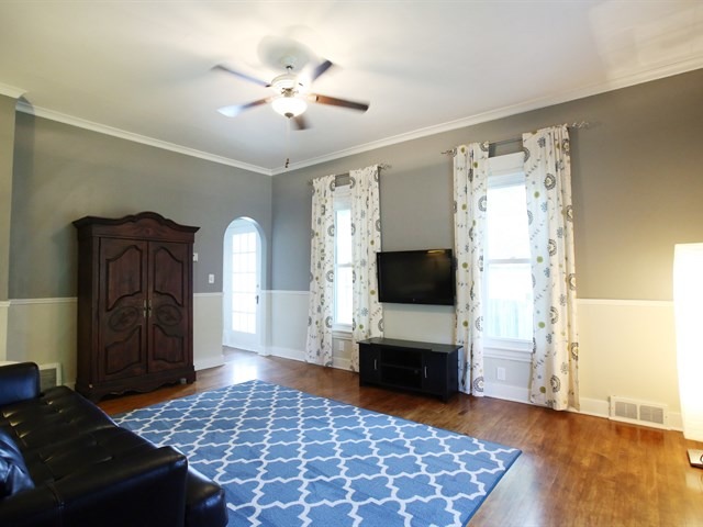 215 N Commonwealth Ave, Elgin, IL 60123 photo 2