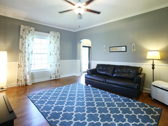 215 N Commonwealth Ave, Elgin, IL 60123 photo 3
