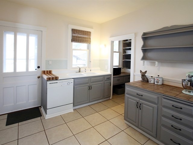215 N Commonwealth Ave, Elgin, IL 60123 photo 4
