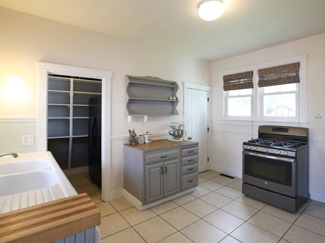 215 N Commonwealth Ave, Elgin, IL 60123 photo 5