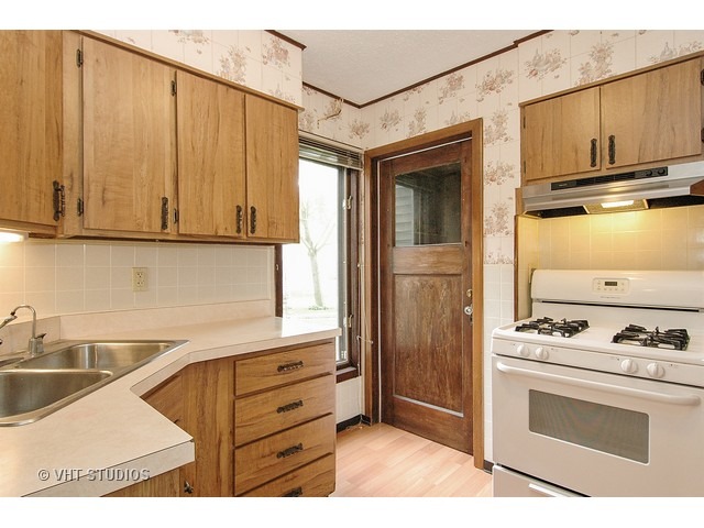 628 Lavoie Ave, Elgin, IL 60120 photo 4