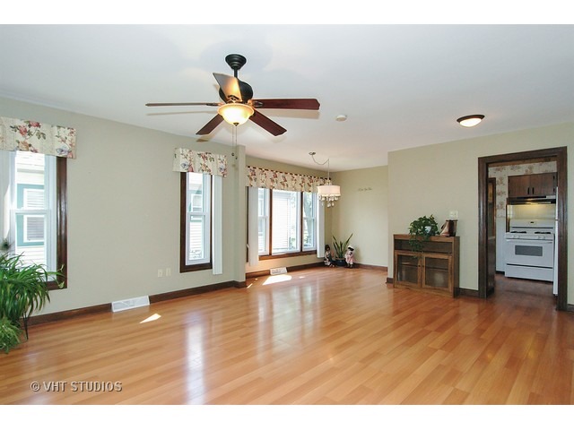 628 Lavoie Ave, Elgin, IL 60120 photo 3