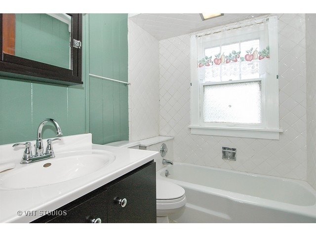 628 Lavoie Ave, Elgin, IL 60120 photo 8