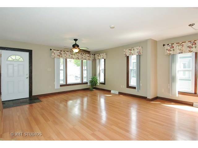 628 Lavoie Ave, Elgin, IL 60120 photo 2