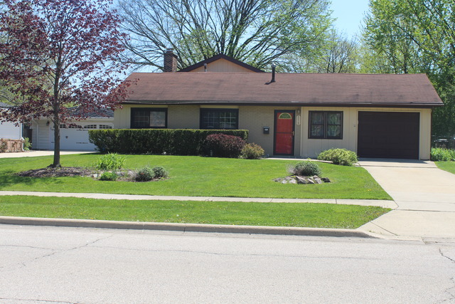 375 Illinois Blvd, Hoffman Estates, IL 60169 photo 2