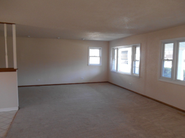 900 Olive St, Hoffman Estates, IL 60169 photo 7