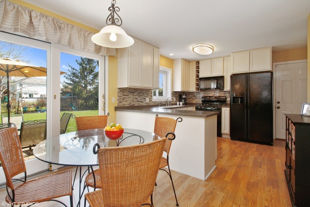 5854 Constitution Ave, Gurnee, IL 60031 photo 5
