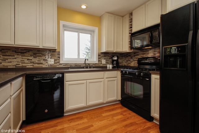 5854 Constitution Ave, Gurnee, IL 60031 photo 3