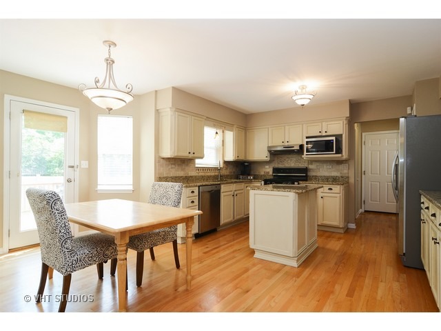 11 E Gilbert Rd, Palatine, IL 60067 photo 2