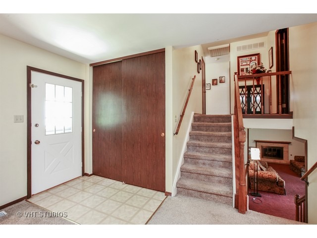 711 Evergreen Ct, Algonquin, IL 60102 photo 2