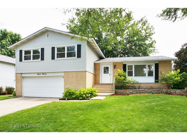 711 Evergreen Ct, Algonquin, IL 60102 photo 1