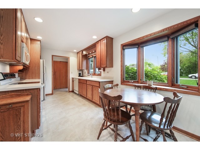 329 Brookside Cir, Wheaton, IL 60187 photo 3