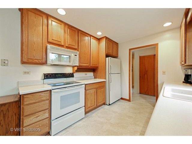 329 Brookside Cir, Wheaton, IL 60187 photo 4