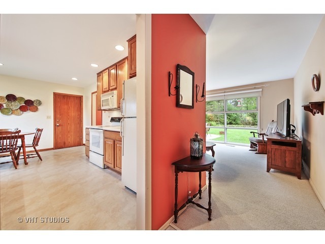 329 Brookside Cir, Wheaton, IL 60187 photo 2