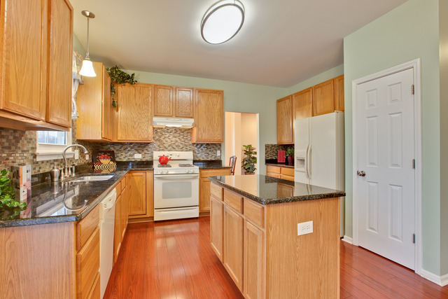 218 Thrush Cir, Lindenhurst, IL 60046 photo 8