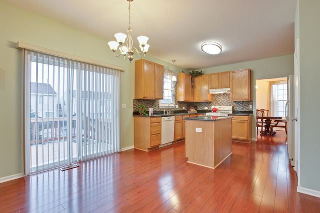 218 Thrush Cir, Lindenhurst, IL 60046 photo 9