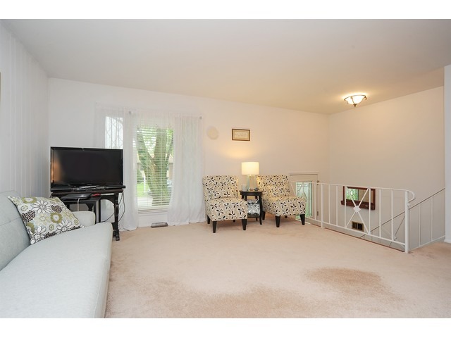 1068 Kenilworth Dr, Wheeling, IL 60090 photo 2
