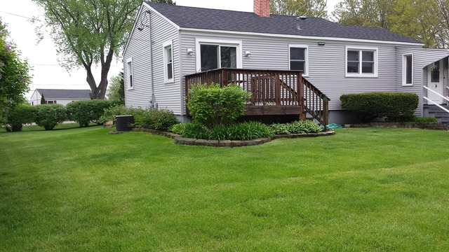 1913 Oak Dr, Mchenry, IL 60050 photo 2