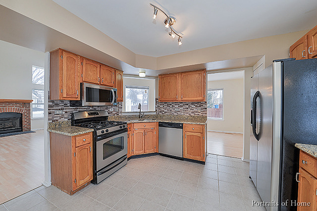 451 Harvard Ln, Bartlett, IL 60103 photo 2