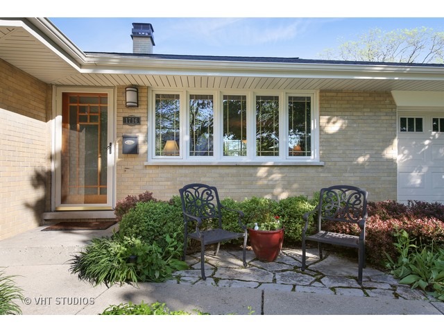 1716 Howard Ct, Wheaton, IL 60187 photo 2