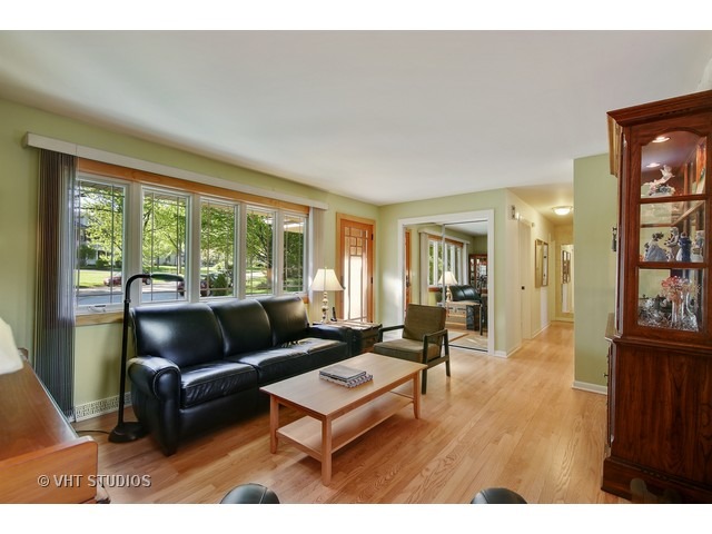 1716 Howard Ct, Wheaton, IL 60187 photo 3