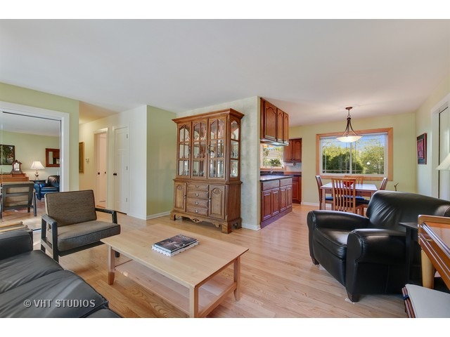 1716 Howard Ct, Wheaton, IL 60187 photo 4