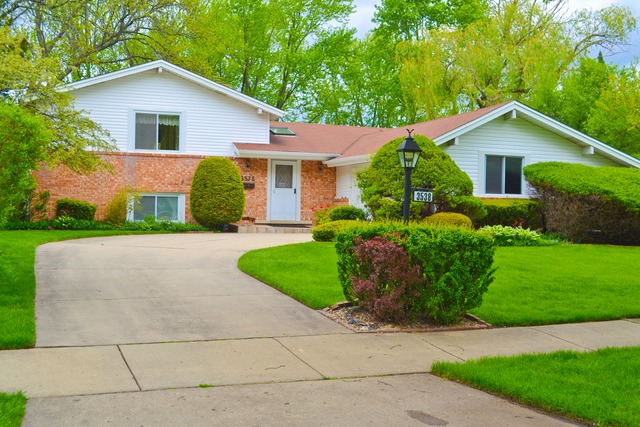 3538 Maple Leaf Dr, Glenview, IL 60026 photo 1