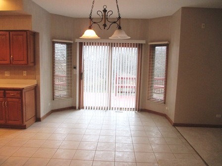1050 Bluebird Ln, Roselle, IL 60172 photo 5
