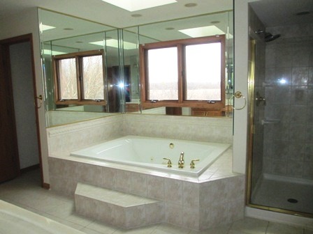 1050 Bluebird Ln, Roselle, IL 60172 photo 12