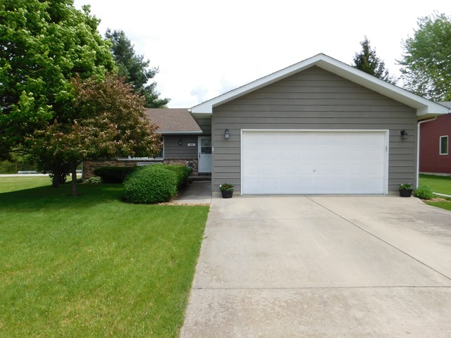 906 Edgelawn Dr, Plano, IL 60545 photo 1