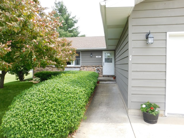 906 Edgelawn Dr, Plano, IL 60545 photo 3