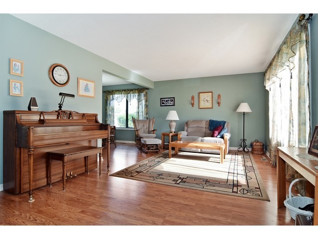 982 E Valleyview Dr, Bartlett, IL 60103 photo 2