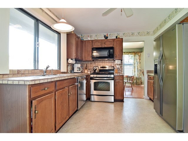 982 E Valleyview Dr, Bartlett, IL 60103 photo 3