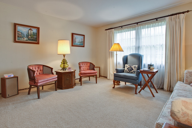 1355 Meyer Rd, Hoffman Estates, IL 60169 photo 3