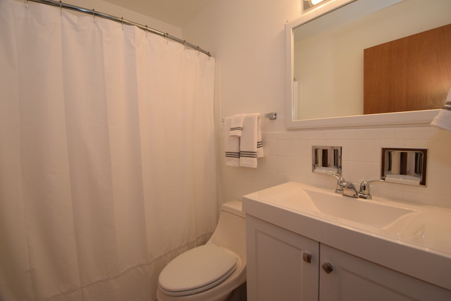 8908 Robin Dr, Des Plaines, IL 60016 photo 12