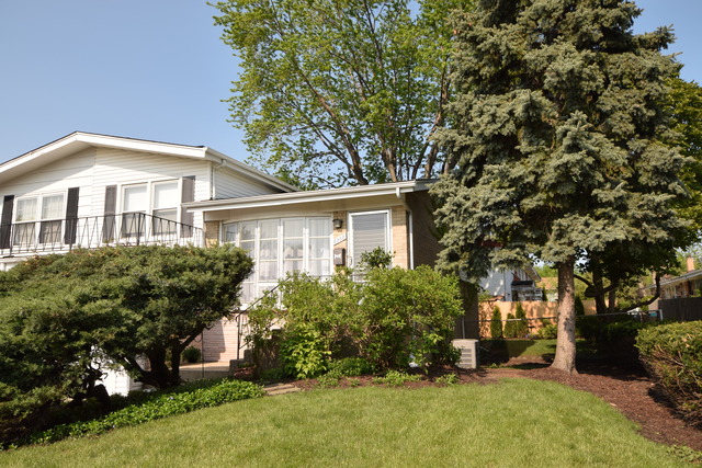 8908 Robin Dr, Des Plaines, IL 60016 photo 1